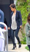 th_32455_HalleBerryRunningToHerCarOnTheSetOfHerNewMovie03.05.20134_122_811lo.jpg